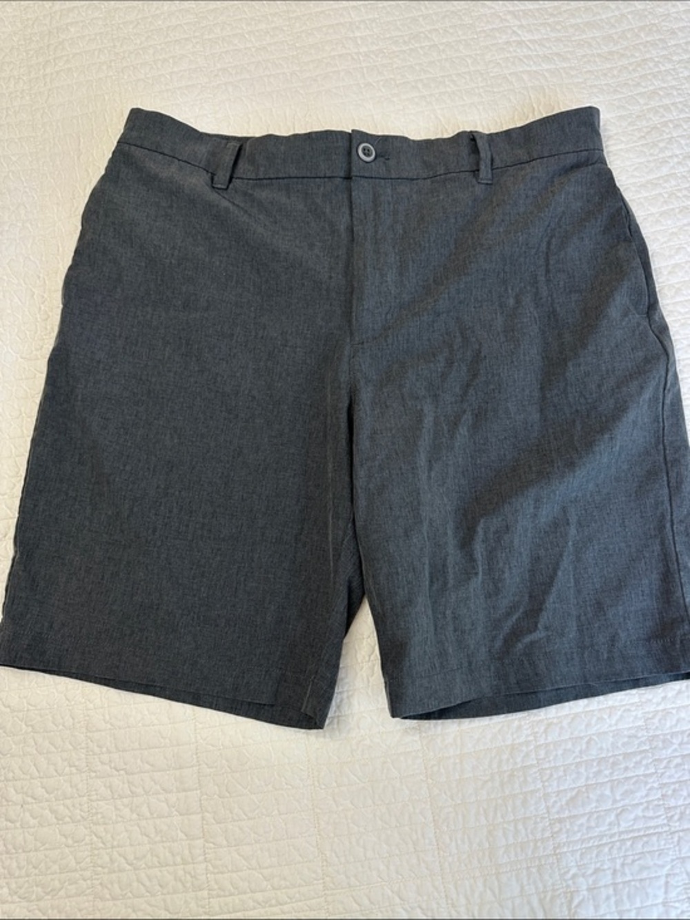 Izod Golf Shorts Gray size 34 Men's Charcoal Gray Flat-Front Shorts
